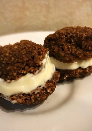Una foto de Alfajorcitos tiramisú. Alfajores de avena y café. Saludable. Al microondas