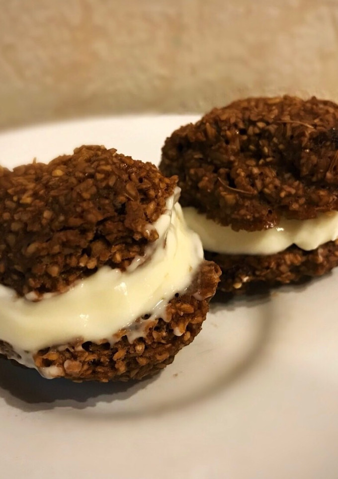 Una foto de Alfajorcitos tiramisú. Alfajores de avena y café. Saludable. Al microondas