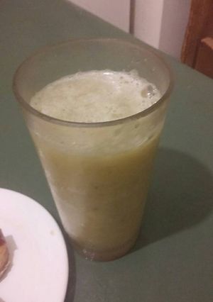 Una foto de Smothie de kiwie, chia, miel y limón meyer para la tarde
