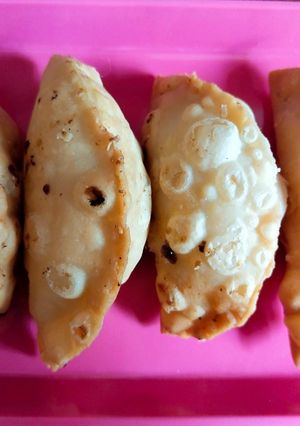 गुजिया (gujiya recipe in Hindi) रेसिपी मुख्य फोटो