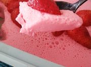 Una foto de gelatina de yogurt fresa