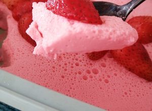 Una foto de Gelatina mousse de frutos rojos🧁