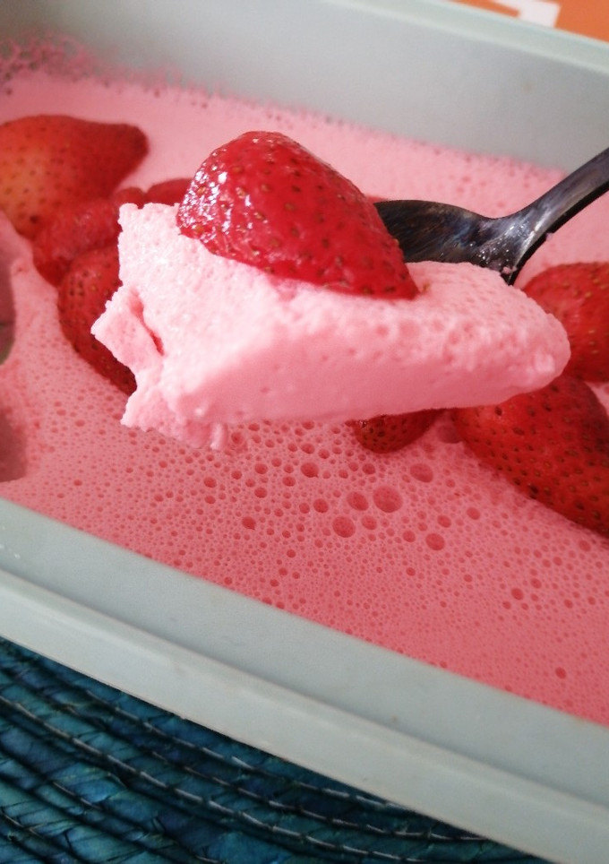 Una foto de Gelatina mousse de frutos rojos🧁