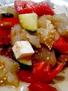 Una foto de Ensalada tibia de berenjena y tomate