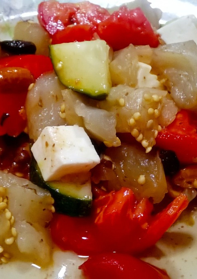 Una foto de Ensalada tibia de berenjena y tomate