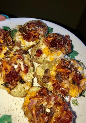 A picture of Super extra fully loaded potato skins 🥓 🍄 🧀 🥔.