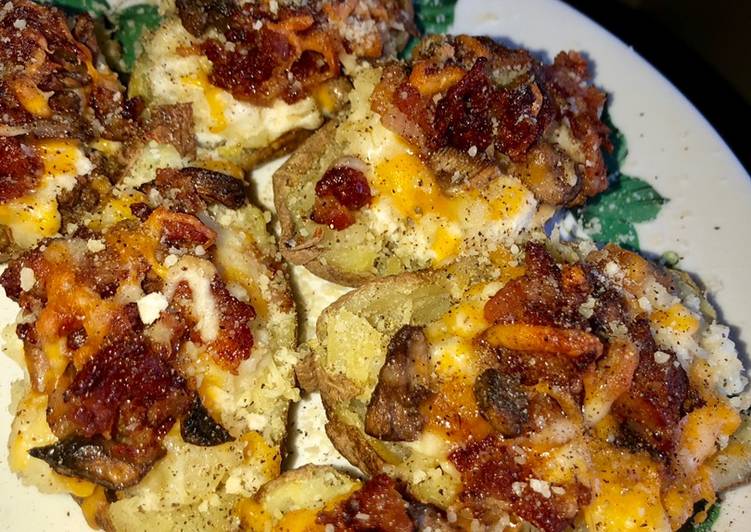 Recipe of Perfect Super extra fully loaded potato skins 🥓 🍄 🧀 🥔