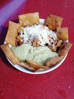 Una foto de Nachos con carne y guacamole
