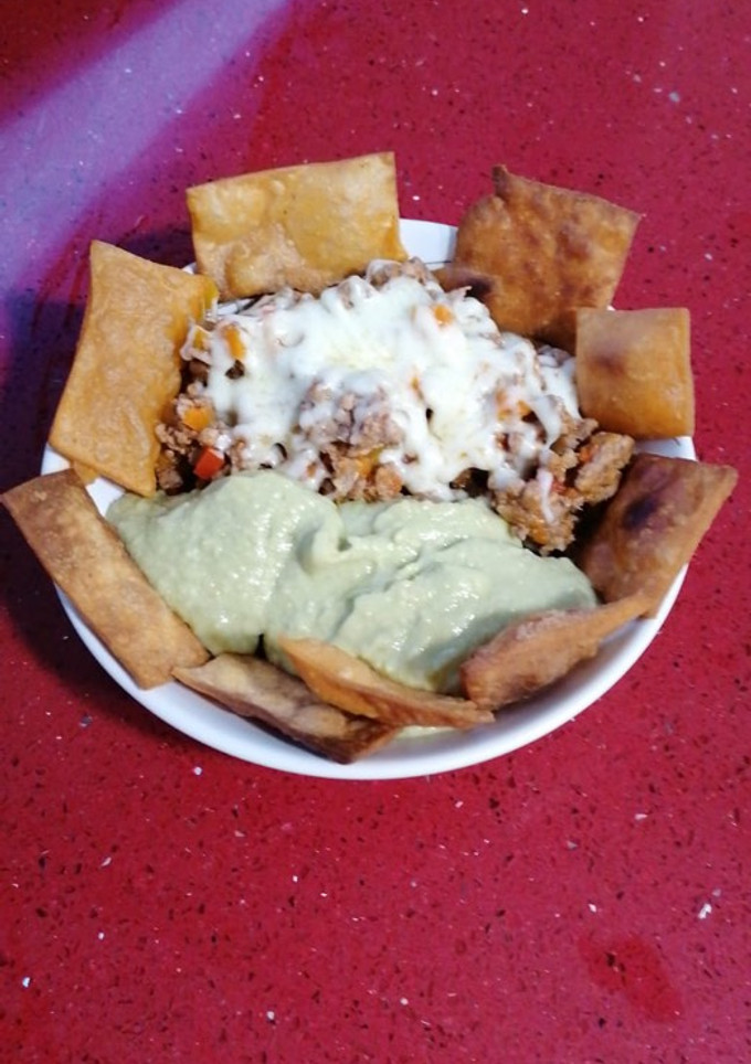 Una foto de Nachos con carne y guacamole