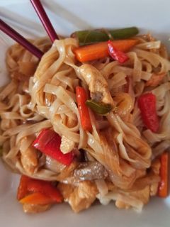 Una foto de Fideos de arroz con pollo, setas y verduras 🍝