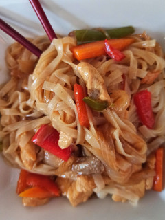 Una foto de Fideos de arroz con pollo, setas y verduras 🍝