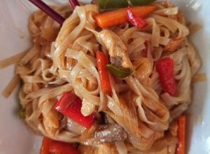 Foto principal de Fideos de arroz con pollo, setas y verduras 🍝