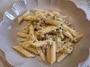 Una foto di penne allo speck