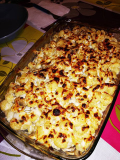 Una foto de Pasta tiburón a los cuatro quesos con champiñones gratinada