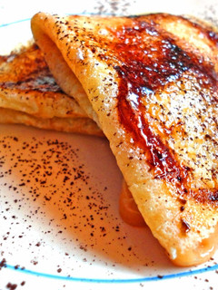Una foto de Masa de crepes livianos, sin gluten y truco para caramelizar sin soplete