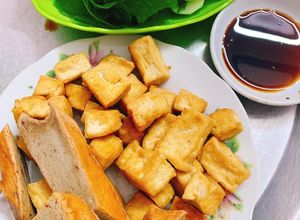 Hình của món Món chay: Bún đậu chả quế nước tương.