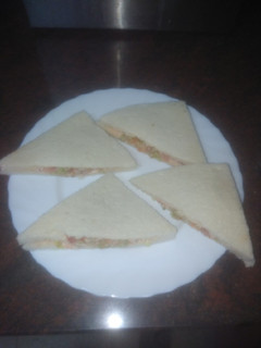 Una foto de Sándwich de ensalada caribeña y salsa rosa