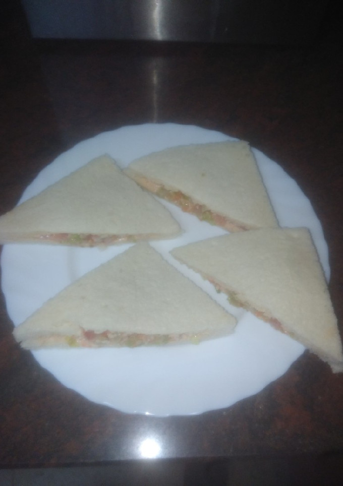 Una foto de Sándwich de ensalada caribeña y salsa rosa