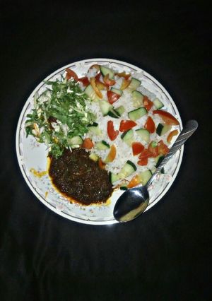 A picture of White rice & spinach stew.