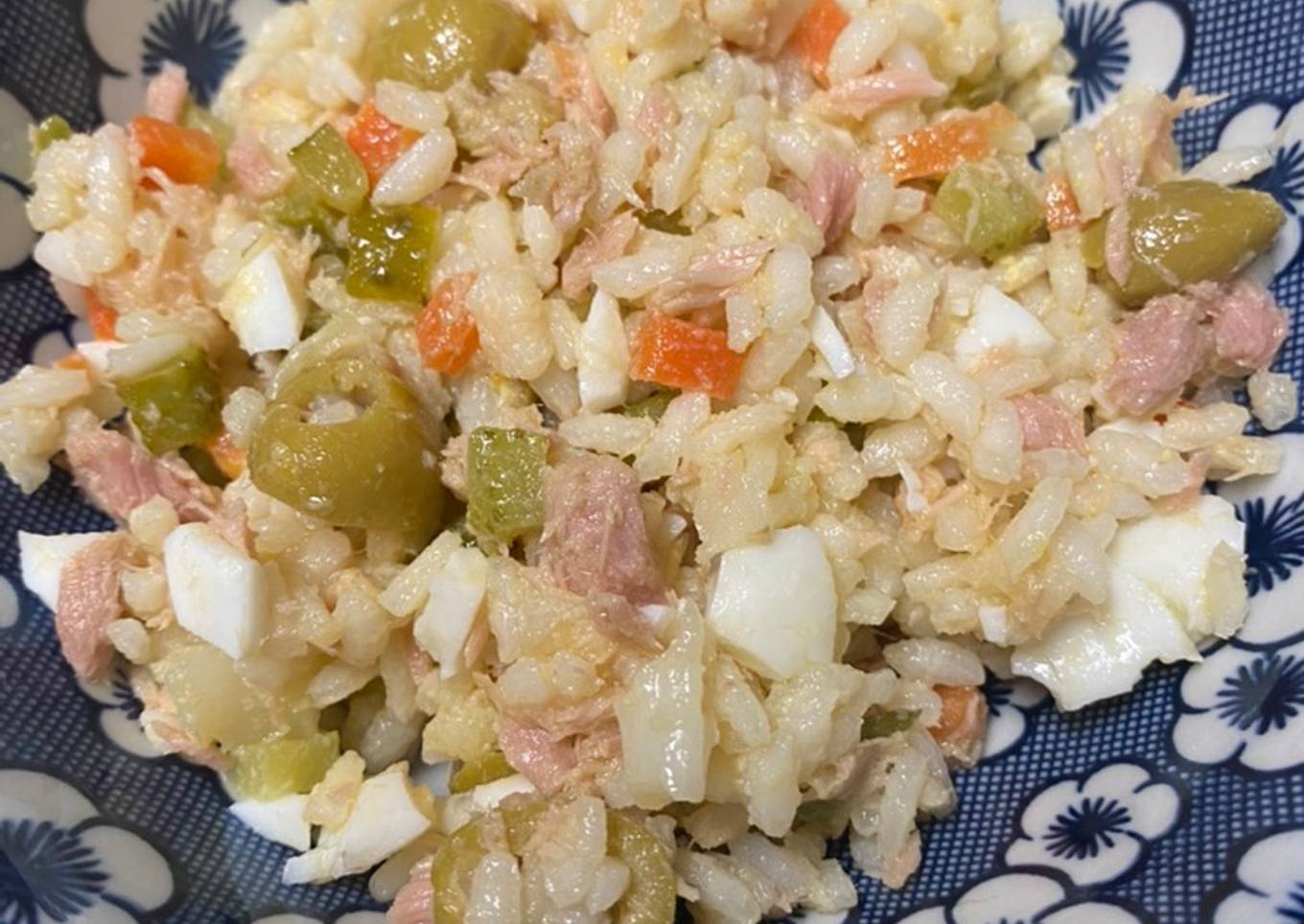 Ensalada de arroz con atún y encurtidos