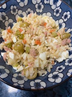 Una foto de Ensalada de arroz con atún y encurtidos