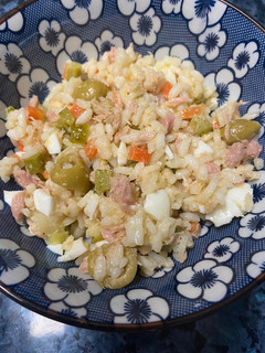 Una foto de Ensalada de arroz con atún y encurtidos
