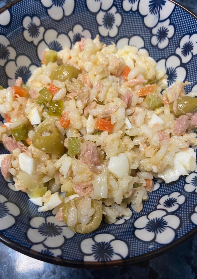 Una foto de Ensalada de arroz con atún y encurtidos