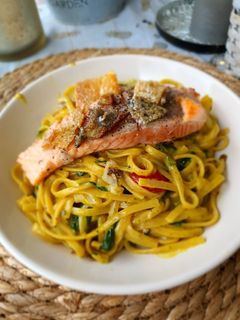 One Pot Pasta mit gebratenem Knusper-Lachs Rezepthauptbild
