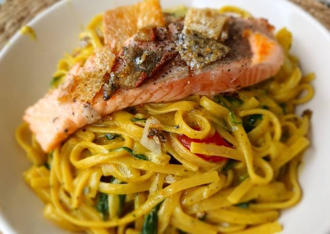 One Pot Pasta mit gebratenem Knusper-Lachs