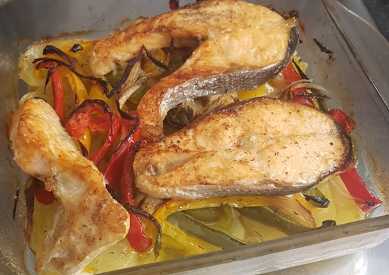 Salmón al horno con patatas y pimientos