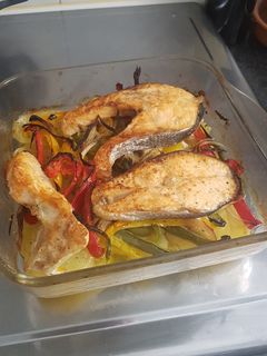 Una foto de Salmón al horno con patatas y pimientos