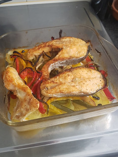 Una foto de Salmón al horno con patatas y pimientos