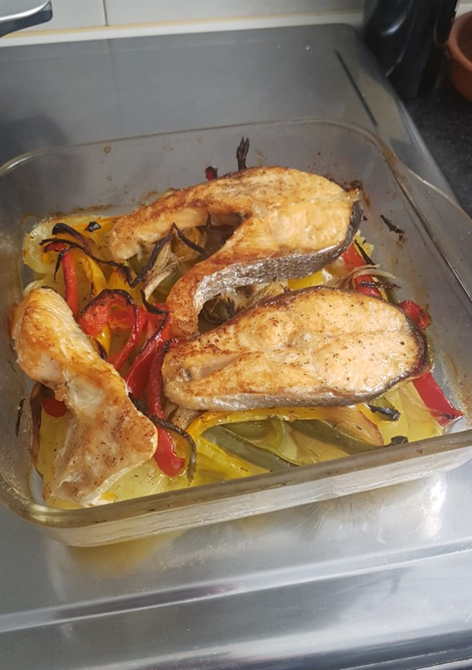 Una foto de Salmón al horno con patatas y pimientos