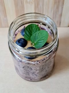 Una foto de Yogur casero de arándanos y coco 🍶🫐🥥