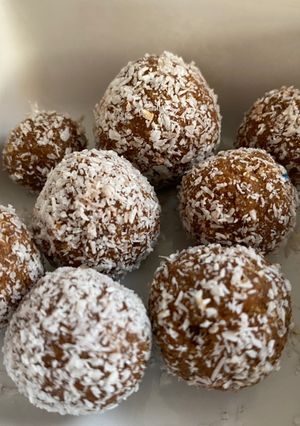 Una foto de Cocadas saludables de manjar y galleta integral