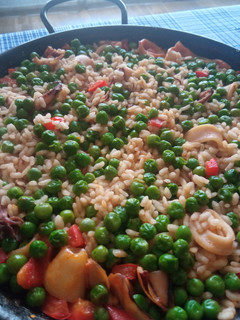 Una foto de Arroz de sepia y guisantes