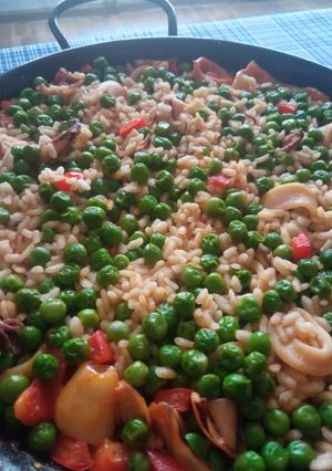 Una foto de Arroz de sepia y guisantes