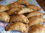 Una foto de empanadas de gallina