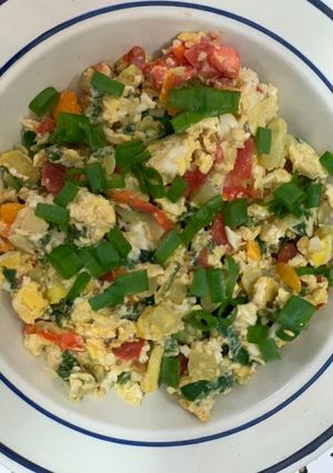 Una foto de Huevos con calabacín, tomate cherry y espinaca