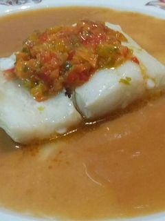 Una foto de Bacalao a baja temperatura con salsa americana