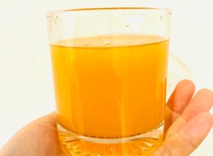 Hình của món Trà olong quýt, quế, hoa cúc, mật ong cho ngày lạnh.