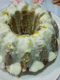 Una foto de Bundt Cake especiado con glasa de limón