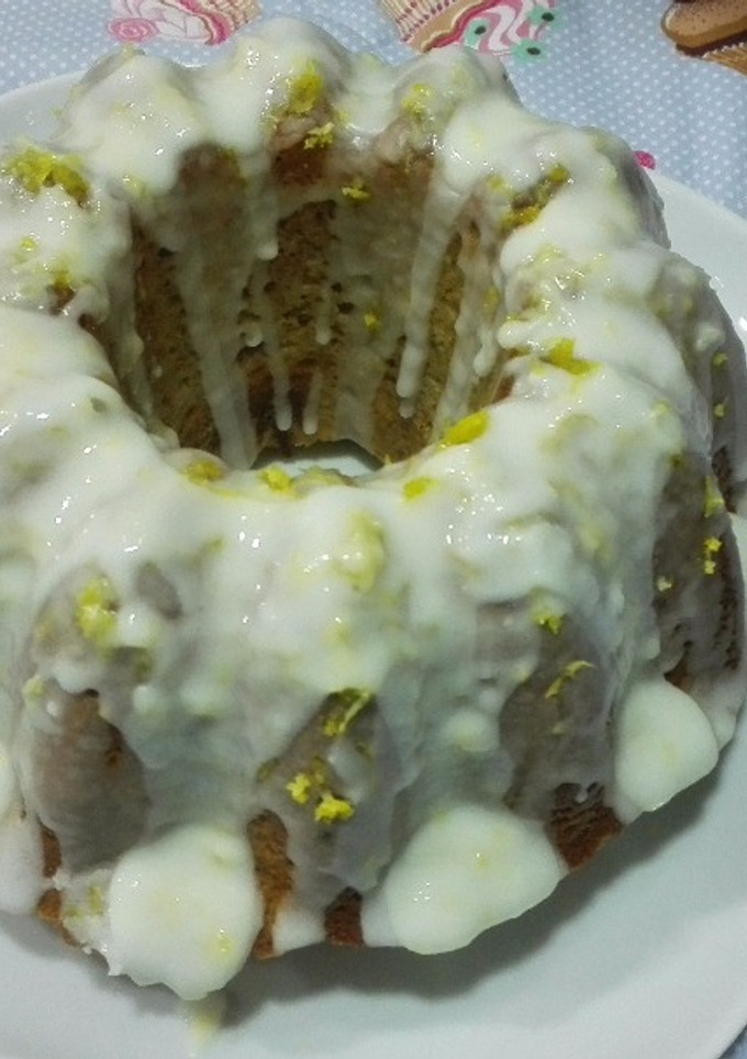 Una foto de Bundt Cake especiado con glasa de limón