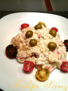 Una foto de Ensalada de patatas con gambas y atún