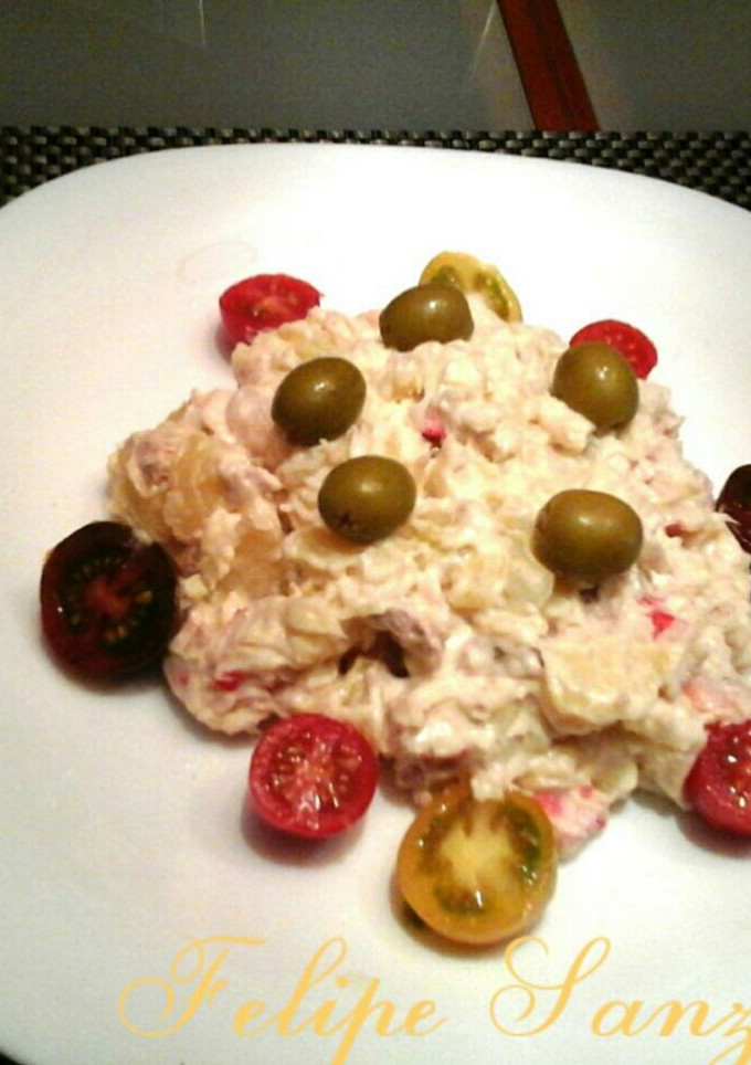 Una foto de Ensalada de patatas con gambas y atún