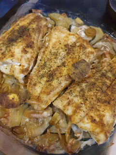 Una foto de Bacalao al kamel al horno con patatas panaderas, calabacín y puerro