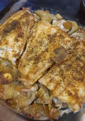 Una foto de Bacalao al kamel al horno con patatas panaderas, calabacín y puerro