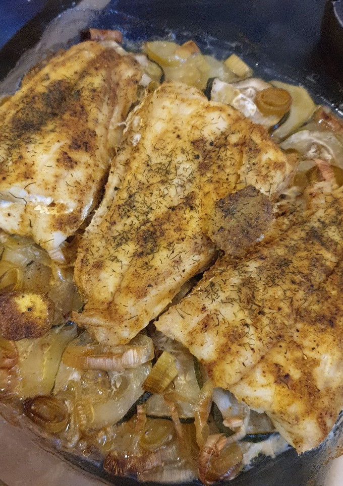Una foto de Bacalao al kamel al horno con patatas panaderas, calabacín y puerro