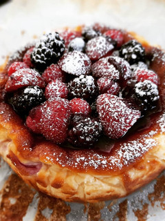 Una foto de Tarta cremosa de queso con frutos rojos