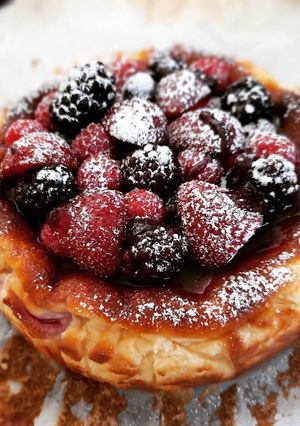 Una foto de Tarta cremosa de queso con frutos rojos